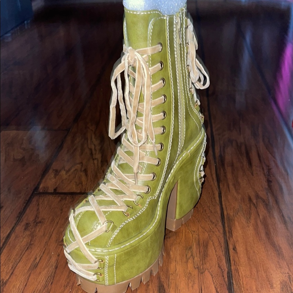 Stylish Green Lace-Up Platform Boots 7 - Picture 2 of 4